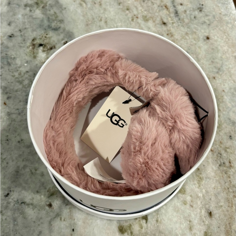 Girls NIB pink cat Ugg earmuffs.
